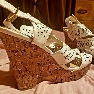 Jasmin white wedges. Size 9w